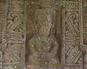 Detail der Rückseite von Stele I, Fürst Jade Sky auf dem Thron sitzend, überspannt von  einem Himmelsband.