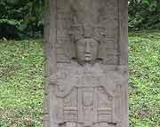 Die Stele C von Quirigua zeigt ebenfalls den 14. Fürsten Chaah Bitun Ka'an auch Cauac Sky genannt.  Sie wurde zeitgleich mit Stele A aufgestellt.