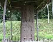 Stele A in Quirigua,  aufgestellt 775 AD vom 14. Fürsten Cauac Sky der damals schon über 80 Jahre alt war. Er besiegte  Copan und verhalf damit Quirigua zu seiner Unabhängigkeit.  Cauac Sky starb 785.