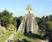Blick vom Tempel II auf den Jaguartempel (Tempel I)