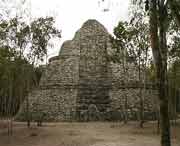 Bisher unbekannte Tempelpyramide von Coba  in seiner Frontansicht . Der Bau hat einen ovalen Grundriss, ähnlich der Magierpyramide in Uxmal. 