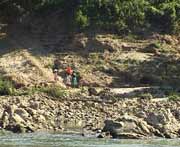 Trinkwasser muss mühselig das steile Flussufer des Usumacinta hinaufgetragen werden