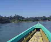 Mit kleinen Booten geht es den Rio Usumacinta flußabwärts 